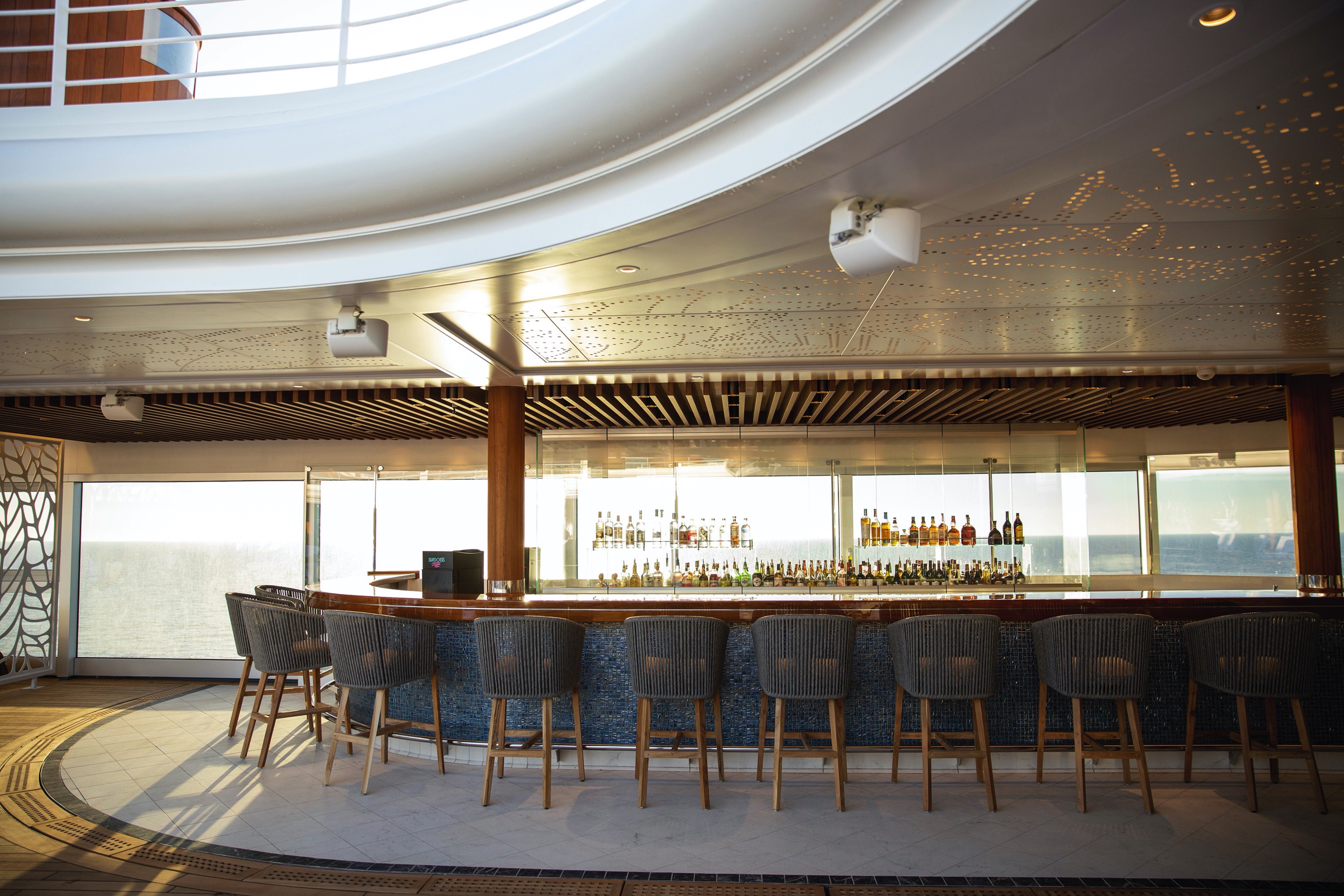 Seven Seas Splendor - Pool Bar